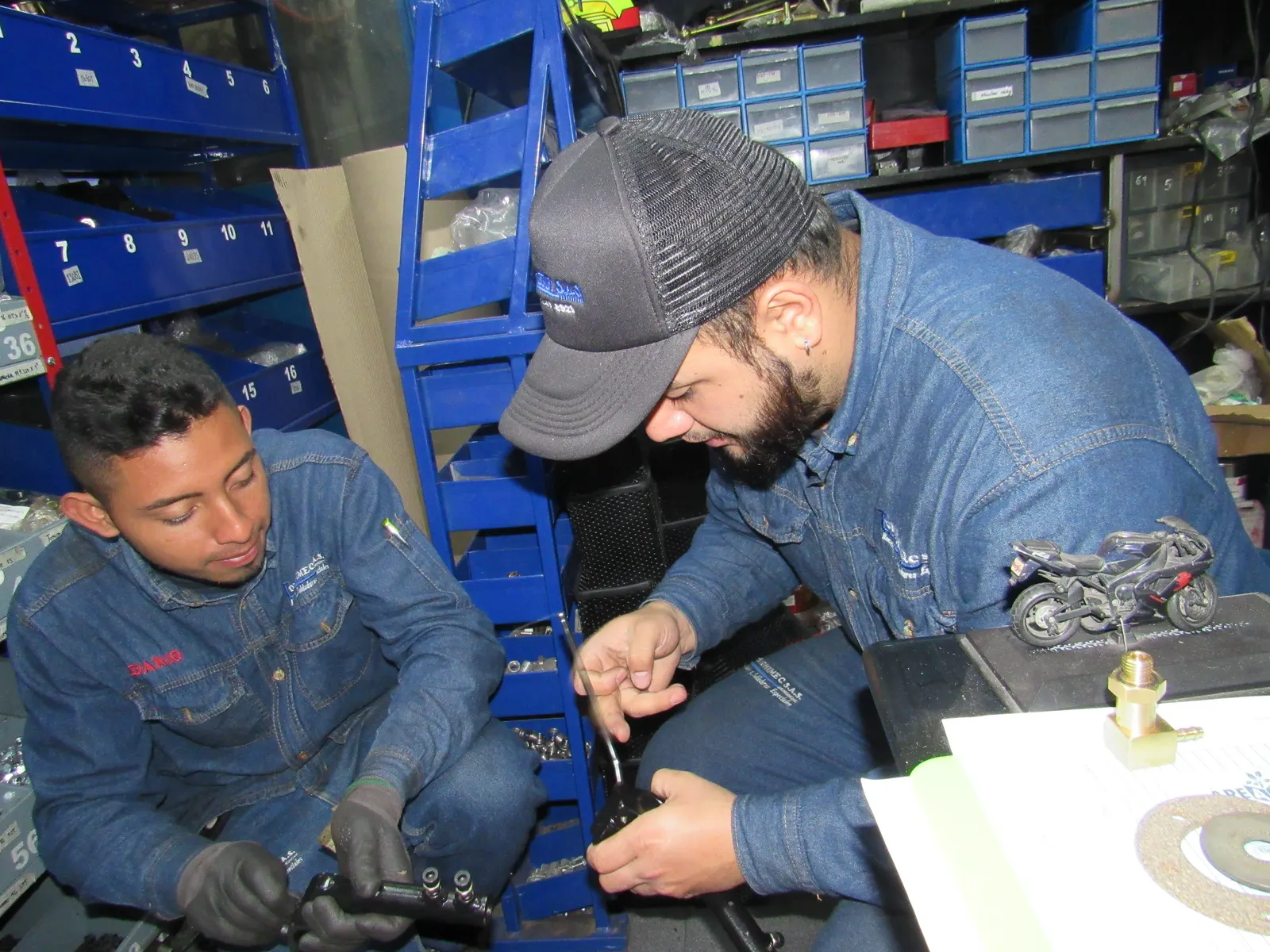 Técnicos de Tornohimec revisando una pieza