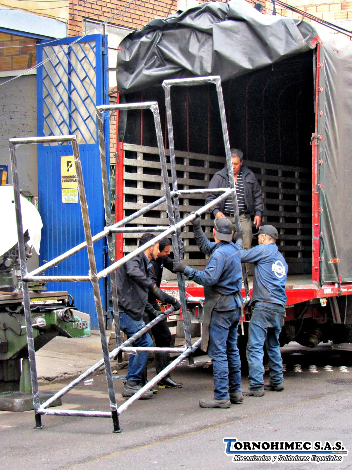 Estructura rack de llantas instalada en camión